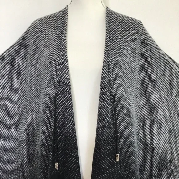 Marc New York Women Black Grey Monochrome Houndstooth Butterfly Wings Fall Cape - Picture 6 of 11